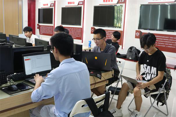 轉(zhuǎn)行學(xué)IT，自學(xué)和跟著培訓(xùn)機(jī)構(gòu)學(xué)習(xí)哪種好