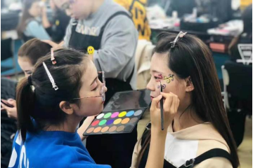 深圳化妝學(xué)校盤點女人重要7個保濕部位