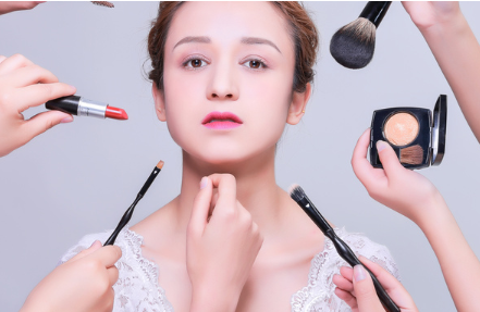 深圳化妝學(xué)校教你1211光棍節(jié)淡妝出行 恬靜可人吸引他的注意力