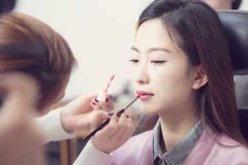 化妝培訓(xùn)學(xué)校的老師帶您看國(guó)際超模街頭美式大賞 天生衣架穿啥都養(yǎng)眼