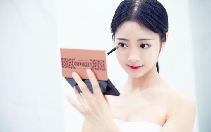 甜美小煙熏約會妝的化妝技巧