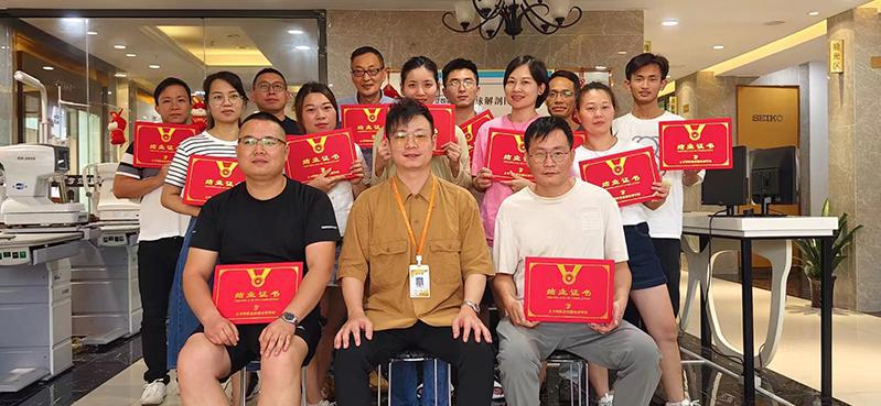 驗光師報名費調(diào)整引發(fā)行業(yè)內(nèi)外商榷，大勢如何？